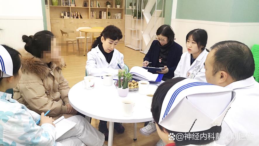 在重慶，心理咨詢?nèi)绾螢橐钟舭Y患者重塑希望之光